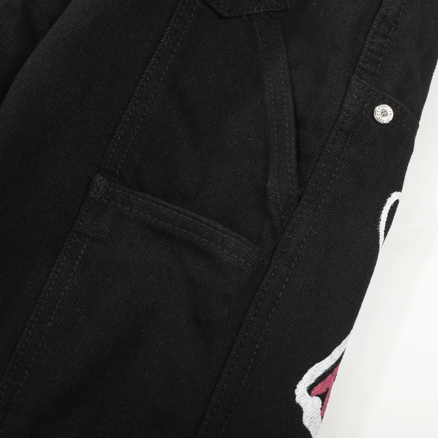 P260 Chrome Hearts Chrome Hearts black multi-element graffiti overalls Chrome Hearts clothing creative director Mattyboy Mattyboy, whose real name is Matt DiGiacomo, is a graffiti artist with a non-school background. He started to serve as the creative director of the Chrome Hearts clothing series in 2018. Since then, Chrome Hearts, which has been injected with young blood, has become popular again. Popular clothing and leather goods, especially the vintage trousers modified product line, must be pre-ordered in stores around the world. Especially patterns like Checker Ball, Checker Eyes and Smiling Lips. The fictional record company logo "SexRecords" often appears in his works, forming his unique style. "I hate humanity, but I love art. Before the end of my life, I just want to do my best to create." ----Matty Boy Mattyboy and vrigil Abloh are also very close. They are both ICONs who bring street culture into luxury accessories. Via.MattyBoy90 (IG) Size: 28/30/32/34/36 Waist: 69/74/79/84/89 Knee circumference: 50/51.5/53/54.5/56 Pants length: 102/104/106/108/110